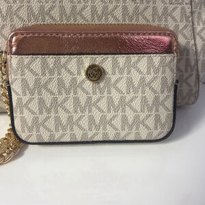 Michael Kors Chain Card Case Zip
Wallet Primrose Vanilla Metallic Pink Logo